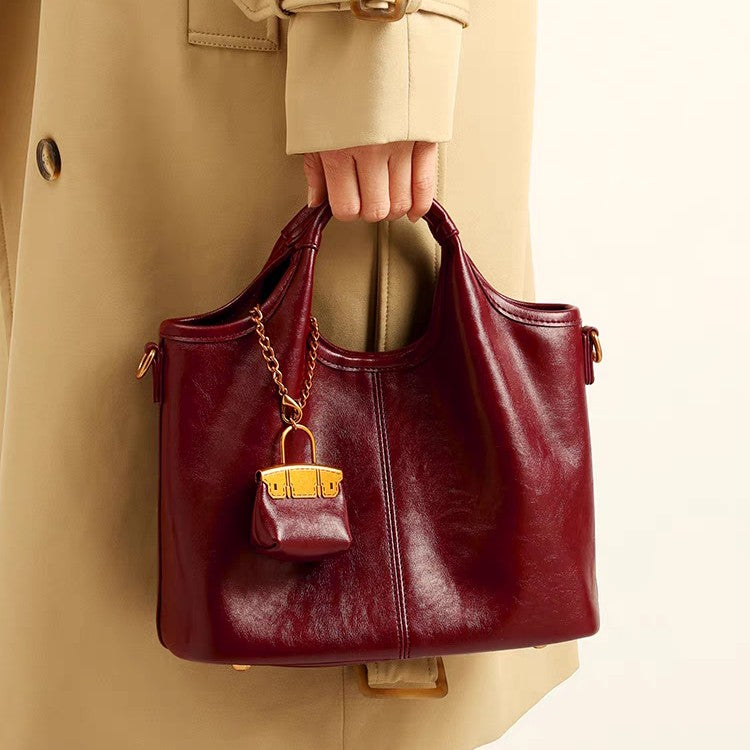 QARELA Red Glossy Leather Tote Bag – Elegant Large-Capacity Shoulder & Handbag for Work or Occasions Radiate confidence and charm with this bold red tote — a statement of modern elegance for workdays or special events.